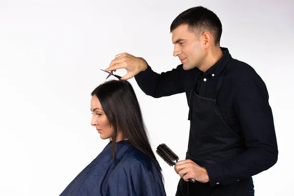 Homem Cabeleireiro Corta Cabelo Longo Mulher Morena Fundo Branco Estereótipos — Fotografia de Stock