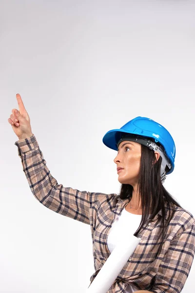 Arquitecta Casco Mira Hacia Arriba Señala Con Dedo Índice Lugar —  Fotos de Stock