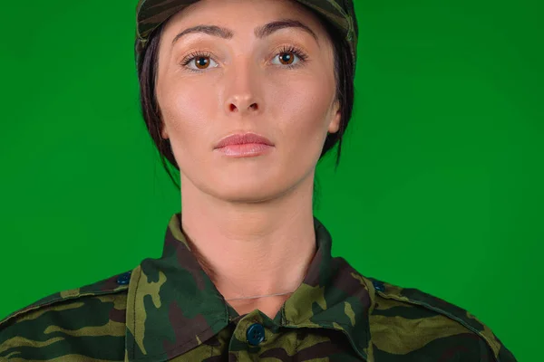 Retrato Una Mujer Seria Con Uniforme Militar Violación Del Estereotipo — Foto de Stock
