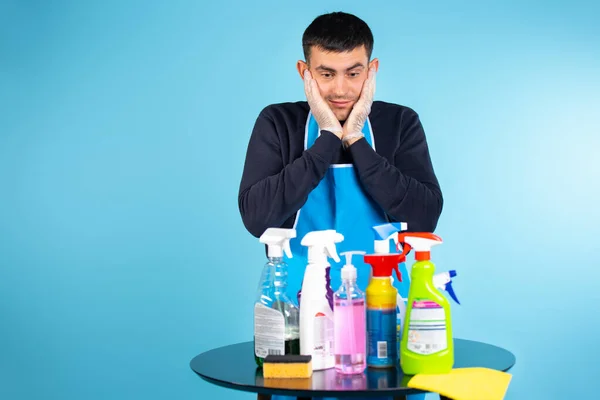 Lots Cleaning Products Table Surprised Working Man Blue Background Concept — Stock Photo, Image