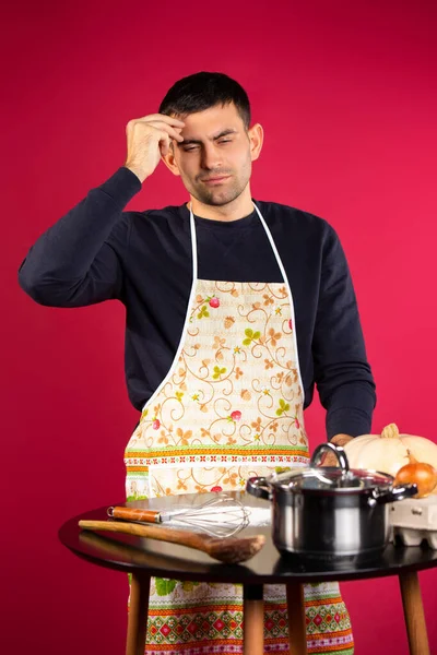 Chef Masculino Pensativo Cozinha Antes Preparar Comida Sexo Fundo Rosa — Fotografia de Stock