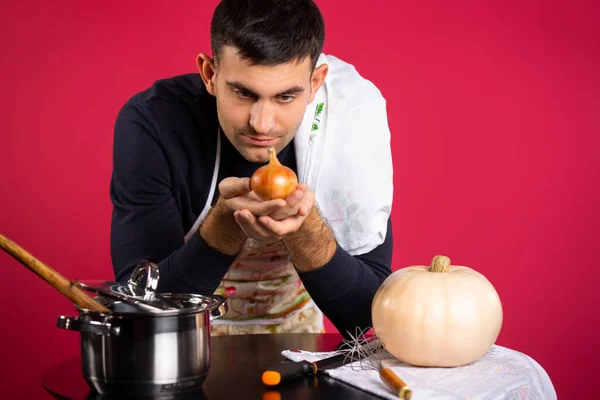 Chef Masculino Com Avental Uma Cozinha Segura Arco Examina Fundo — Fotografia de Stock