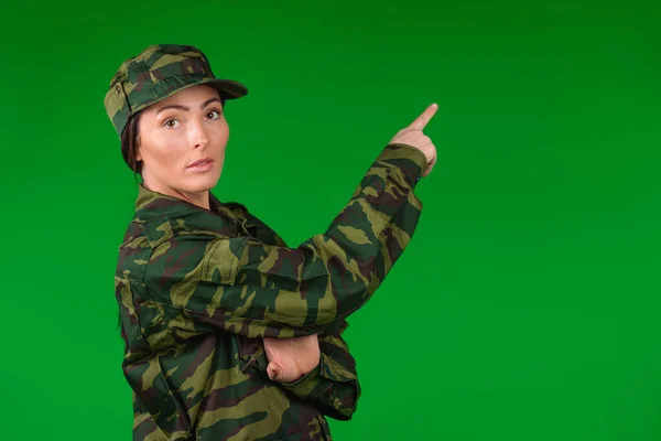 Mujer Uniforme Militar Mira Cámara Señala Dedo Índice Parte Superior — Foto de Stock