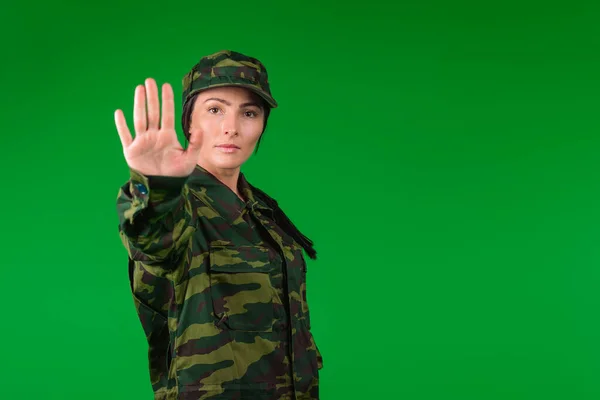 Mujer Seria Uniforme Militar Sobre Fondo Verde Con Espacio Blanco — Foto de Stock