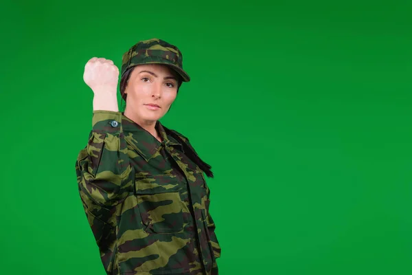 Las Mujeres Con Ropa Militar Muestran Puño Cámara Fondo Verde — Foto de Stock