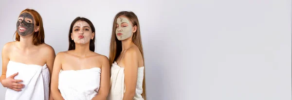 Banner Raparigas Com Máscaras Faciais Para Cuidados Com Pele Envoltas — Fotografia de Stock