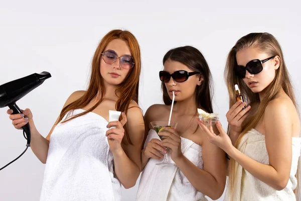 Selbstfürsorge Und Entspannungskonzept Mädchen Gläsern Mit Profi Foen Sahne Cocktail — Stockfoto