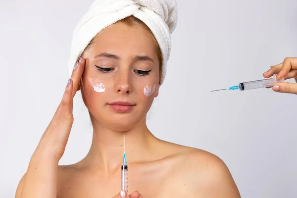 Kosmetologische Lifting Injektionen Und Ein Nachdenkliches Mädchen Mit Einer Creme — Stockfoto