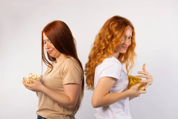 Twee Vriendinnen Poseren Een Witte Achtergrond Verstoppen Kommen Met Popcorn — Stockfoto