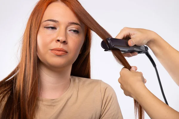 Peinado Para Una Mujer Pelirroja Usando Una Plancha Pelo Mientras —  Fotos de Stock