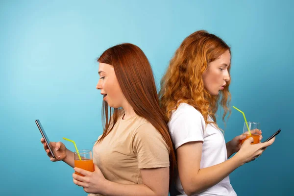 Surprised Wow Emotion Two Red Haired Girls Online Navigating Smartphones — Stock Photo, Image