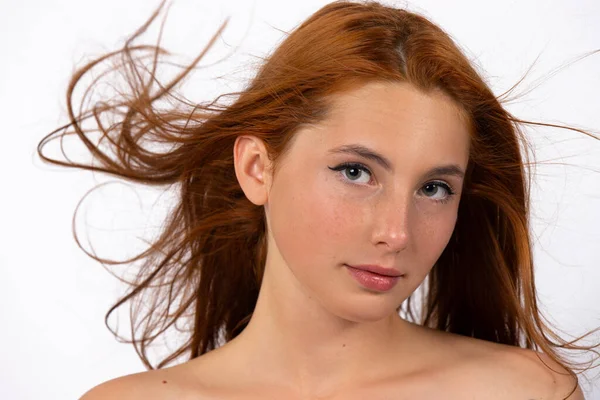 Rothaarige Mädchen Mit Langen Und Gesunden Haaren Auf Weißem Grund — Stockfoto