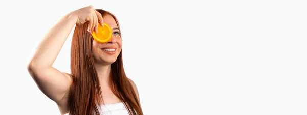 Banner Joyful Red Haired Girl Holds Orange Slice Smiles Beauty — Stock Photo, Image