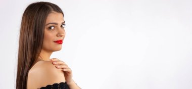 Pankart. Beyaz bir arka planda kameraya bakan güzel bir esmerin portresi ve boş bir reklam alanı. Yüksek kalite fotoğraf