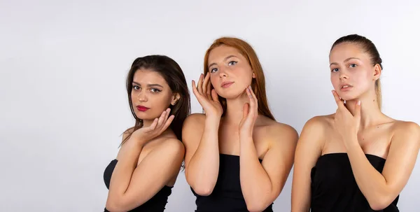 Três Meninas Bonitas Ternos Pretos Posando Fundo Branco Estúdio Spa — Fotografia de Stock