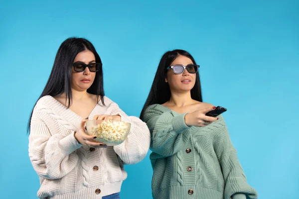 Meninas Morena Óculos Com Pipoca Estão Escolhendo Filme Interessante Hora — Fotografia de Stock