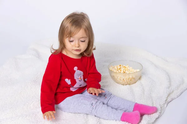 Liten Flicka Som Sitter Fluffig Filt Med Popcorn Vit Bakgrund — Stockfoto