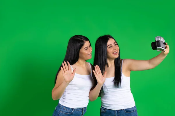 Les Jumeaux Brunes Sourient Prenant Une Photo Selfie Avec Appareil — Photo