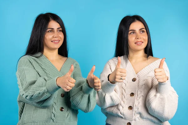 Gêmeas Apontam Dedo Para Cima Gesto Com Mãos Aprovando Expressão — Fotografia de Stock