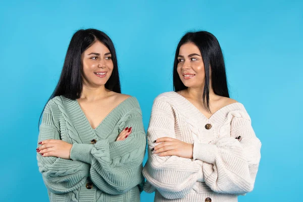 Žena Dvojčata Stejném Oblečení Modrém Pozadí Dívá Sebe Usmívá Pletené — Stock fotografie