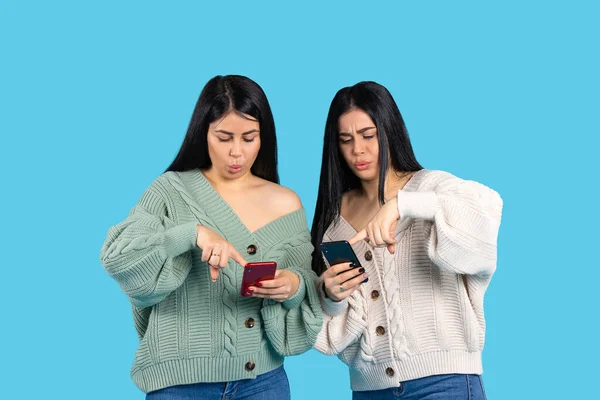 Brunette Sisters Amazement Looking Smartphone Screen Displeasure Blue Background High — Stock Photo, Image