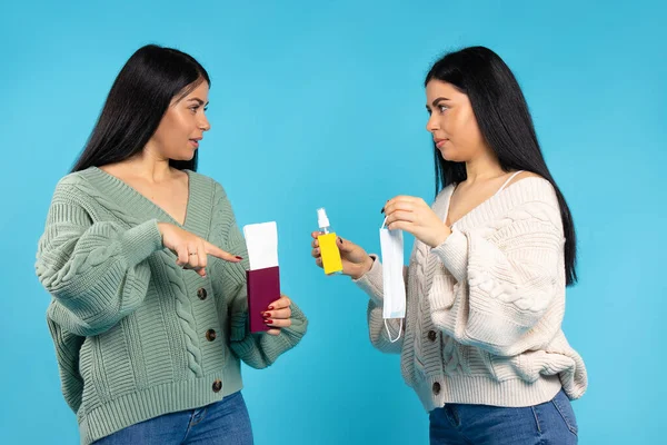 Gêmeas Com Passaportes Bilhetes Segurando Máscara Séptica Médica Fundo Azul — Fotografia de Stock