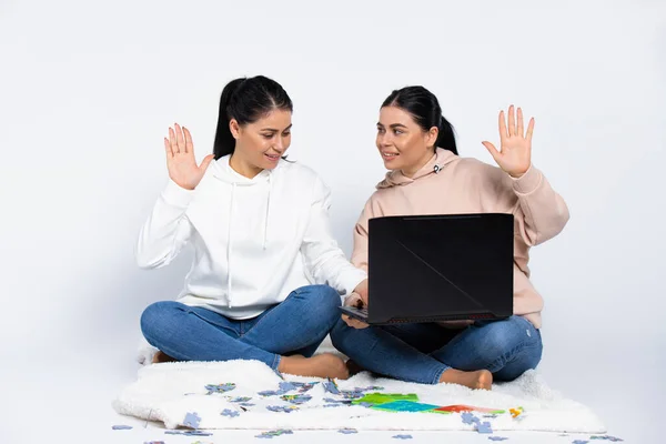 Dvojčata Laptopem Hádankami Sedí Doma Podlaze Mávají Videohovory Bílé Pozadí — Stock fotografie