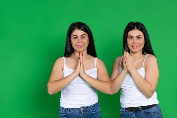 Meninas Gêmeas Gentis Posando Contra Fundo Verde Com Espaço Lateral — Fotografia de Stock
