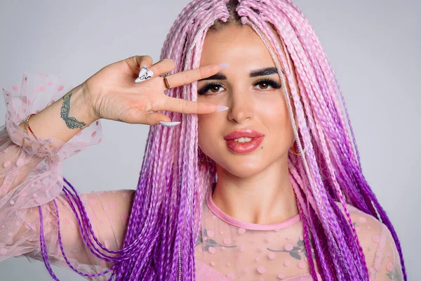 Menina Moderna Com Cabelo Rosa Mostra Sinal Vitória Perto Seu — Fotografia de Stock