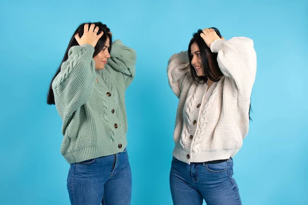 Ragazze Gemelle Tengono Entrambe Mani Sulla Testa Essere Stupito Guarda — Foto Stock