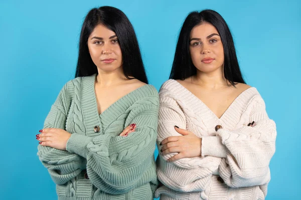 Vážná Dvojčata Neformálních Šatech Modrém Pozadí Zkříženýma Rukama Dívají Kamery — Stock fotografie