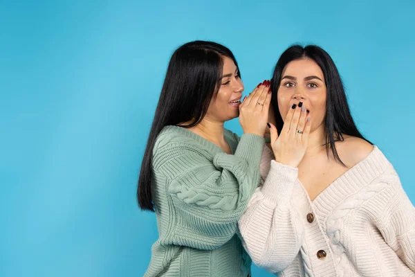 Duas Irmãs Caucasianas Fundo Azul Discussão Sobre Notícias Incríveis Com — Fotografia de Stock