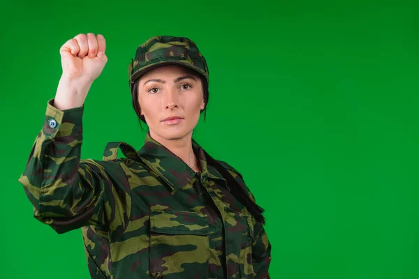 Mujeres Guapas Con Uniformes Militares Muestran Puño Cámara Espacio Lateral — Foto de Stock