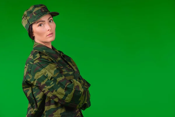 Poważna Kobieta Mundurze Wojskowym Patrzy Kamerę Zielone Tło Puste Miejsce — Zdjęcie stockowe