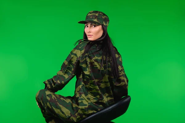 Uma Foto Das Costas Uma Mulher Uniforme Militar Uma Cadeira — Fotografia de Stock