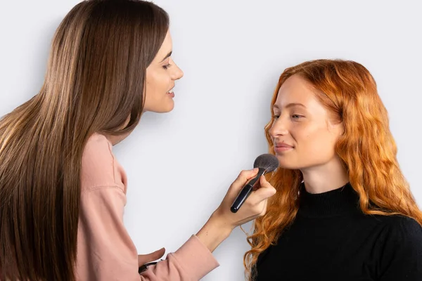 Truccatore Che Lavora Trucco Una Ragazza Con Capelli Rossi Ricci — Foto Stock