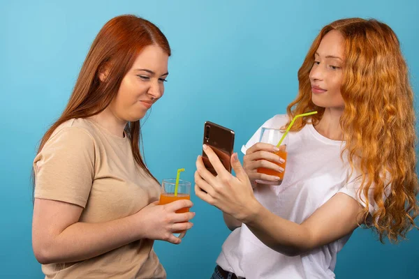 Young Girls Take Selfie Drink Multifruit Juice Straw Look Photos — Stock Photo, Image
