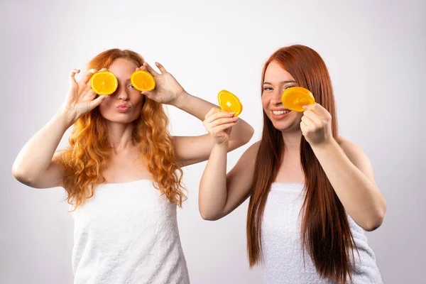 Дві Дівчини Розважаються Позують Апельсиновими Скибочками Шкіралізм Концепція Спа Білому — стокове фото