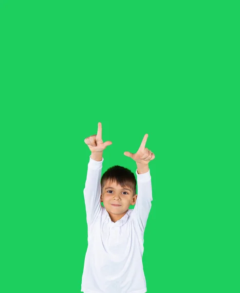 Dziecko Wieku Przedszkolnym Patrzy Kamerę Palcami Wskazującymi Zielonym Tle Miejscem — Zdjęcie stockowe