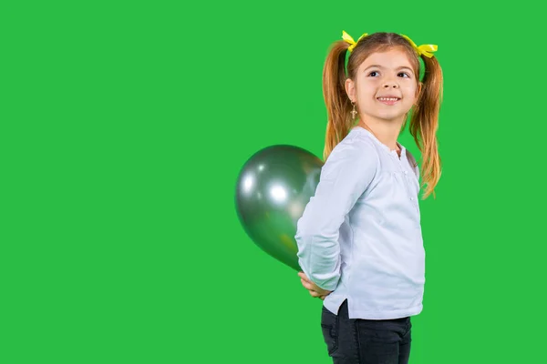 Une Jeune Fille Souriante Avec Des Nattes Cache Ballon Derrière — Photo