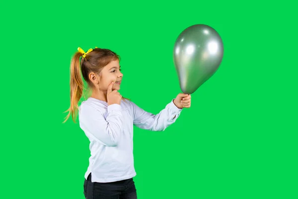 Rubia Niño Pensativo Con Coletas Mira Globo Color Gris Final — Foto de Stock