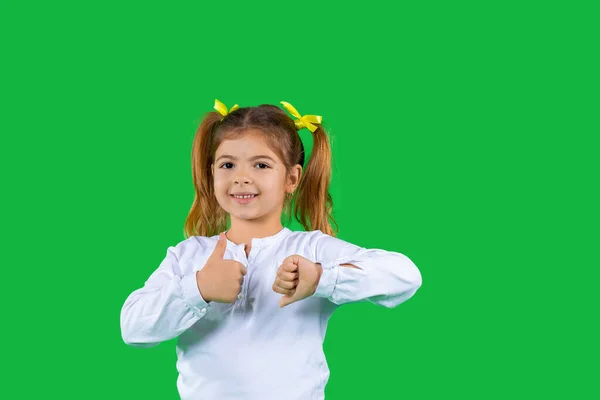 Menina Loira Pré Escolar Sorri Para Câmera Mostra Como Contrário — Fotografia de Stock