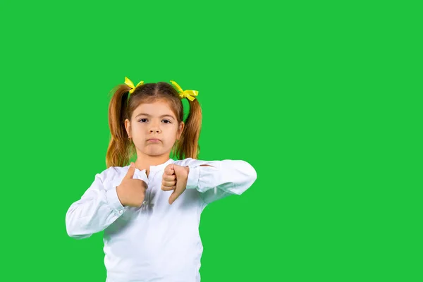 Обиженная Девушка Показывает Большой Палец Вверх Вниз Камере Зеленый Фон — стоковое фото