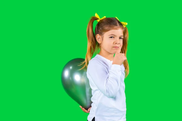 Uma Estudante Séria Esconde Balão Cinzento Nas Costas Fundo Verde — Fotografia de Stock