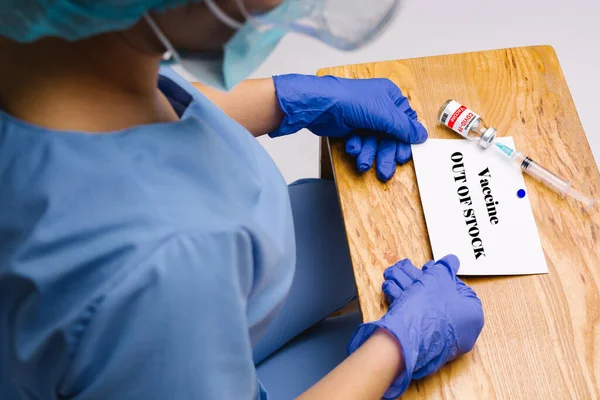 Enlarged Photo Health Worker Table Card Inscription Stating Vaccines Out — Stock Photo, Image