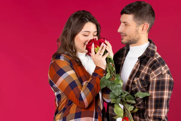 Kırmızı Arka Planda Güzel Bir Çift Adam Kıza Bir Buket — Stok fotoğraf