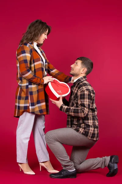 Sevgililer Günü Dizlerinin Üzerine Çökmüş Bir Adam Kırmızı Kalp Şeklinde — Stok fotoğraf