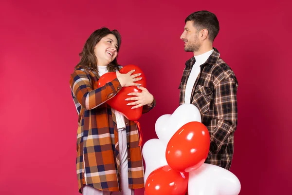 Mutlu Kız Sevgililer Günü Nde Sevgilisinin Kalbi Şeklinde Kırmızı Bir — Stok fotoğraf