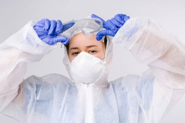 Genç doktor salgın hastalık sonrası güvenlik gözlüklerini çıkartıyor. Yorgunluk. Coronavirus. Yüksek kalite fotoğraf
