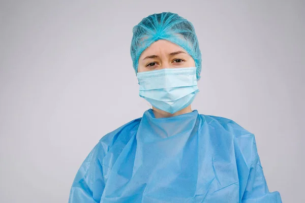 Porträtt Ledsen Kvinnlig Läkare Medicinsk Uniform Vit Bakgrund Högkvalitativt Foto — Stockfoto